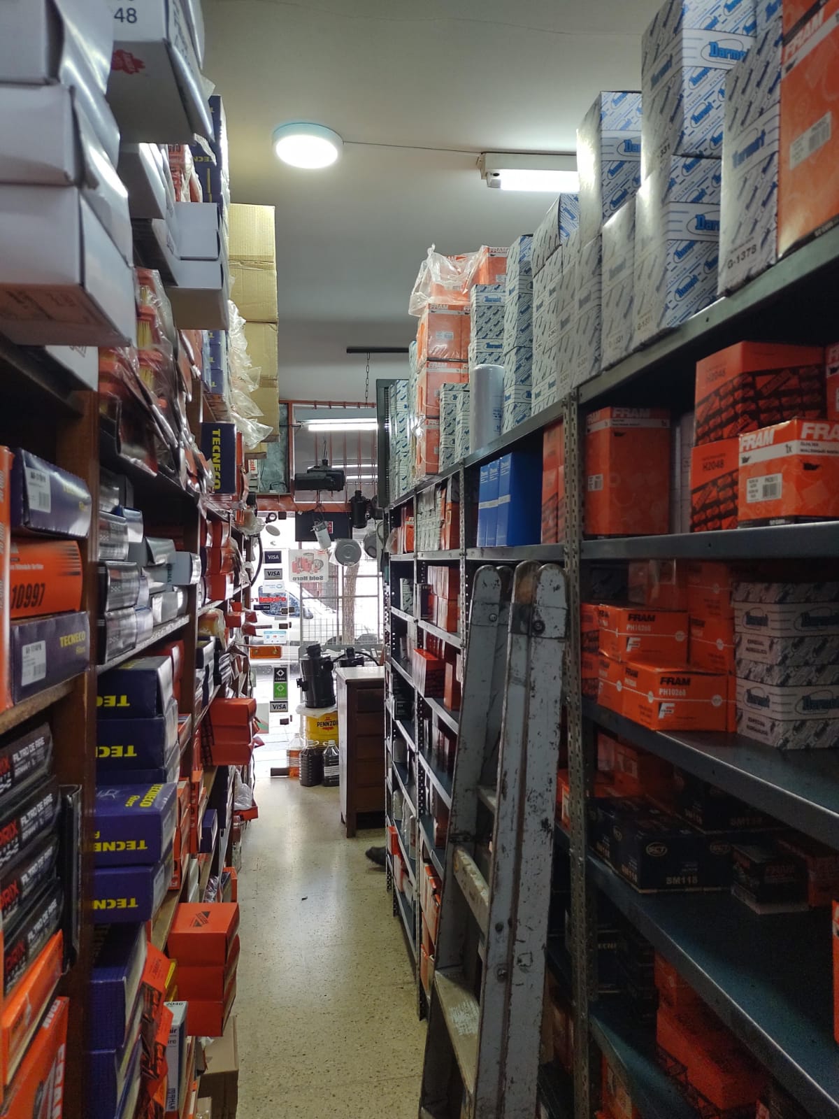 Depósito del local, con estantes llenos de cajas de filtros