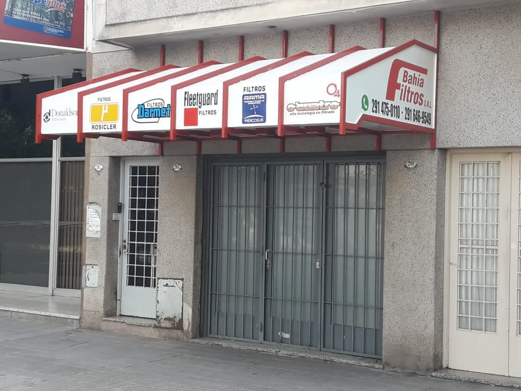 Entrada del local bajo el alero de Bahía Filtros