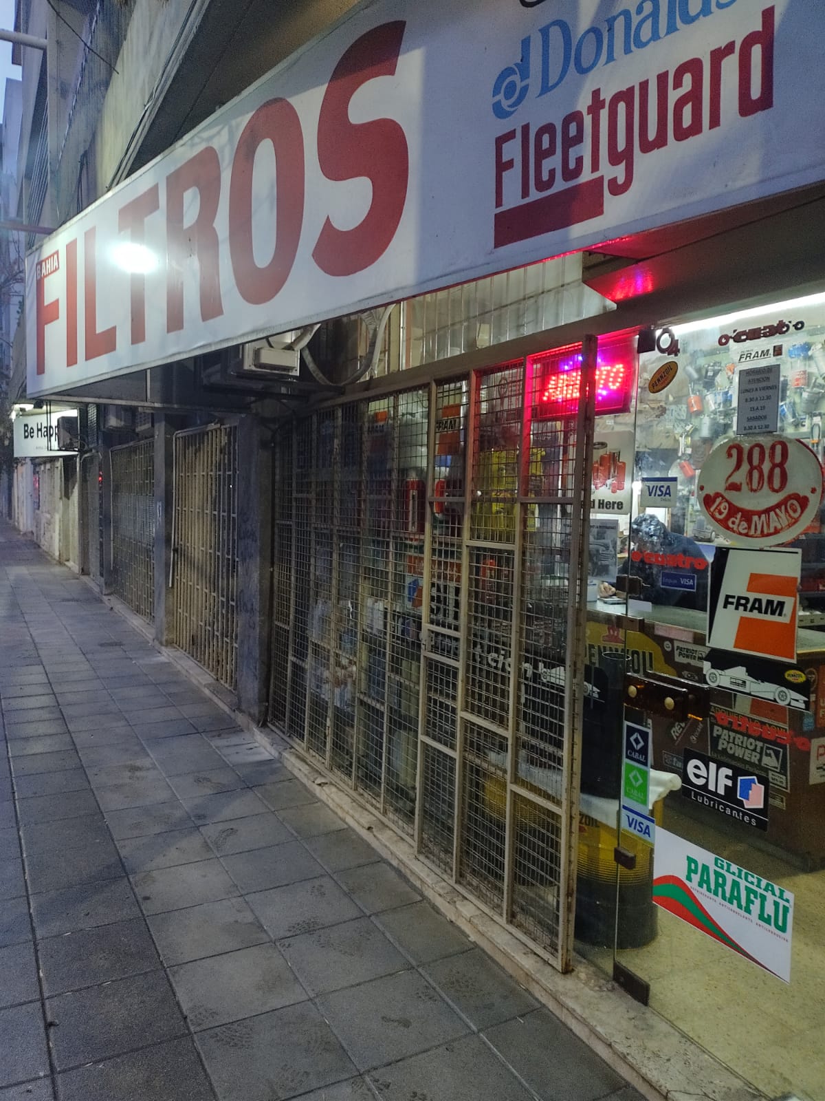 Frente del local de noche, con el cartel FILTROS