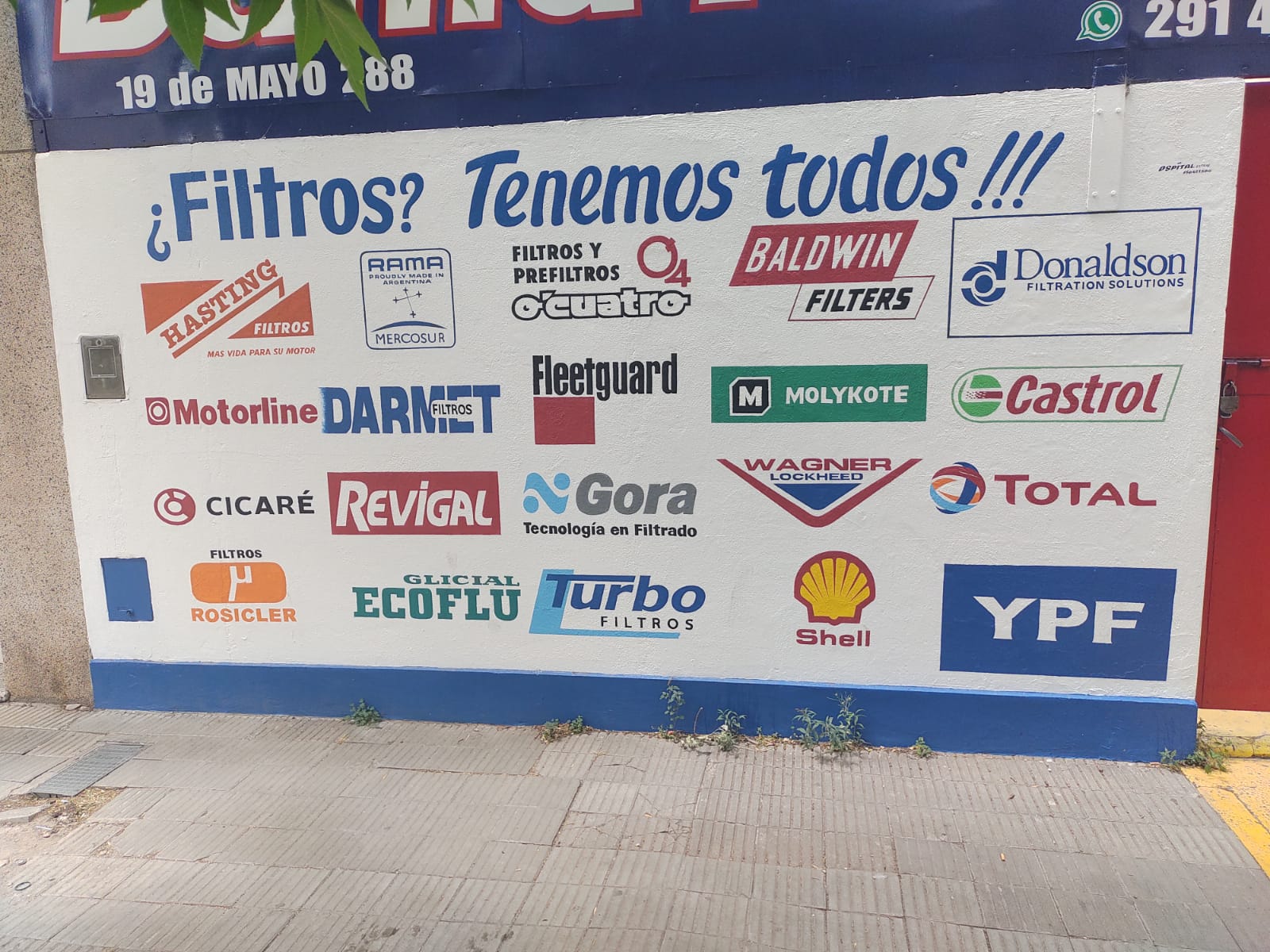 Paredón con las marcas de filtros y lubricantes del local
